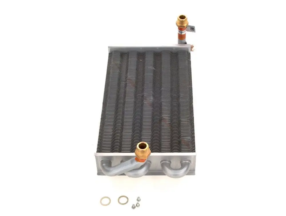 Bosch Wärmetauscher mit gewellter Metallfläche und zwei Anschlussleitungen, liegend auf heller Oberfläche, umgeben von Dichtungsringen und Schrauben.